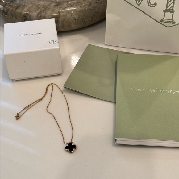 Vintage Alhambra Pendant - Yelloww Gold, Onyx - Picture 5 of 7